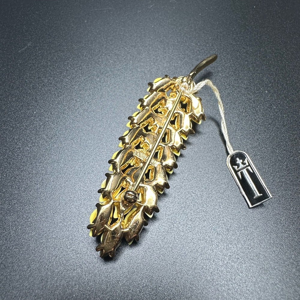 Vintage Golden Leaf Brooch - Picture 4 of 8